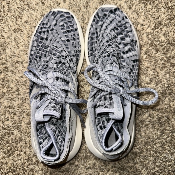 Women’s adidas shoes size 8 - Picture 2 of 8